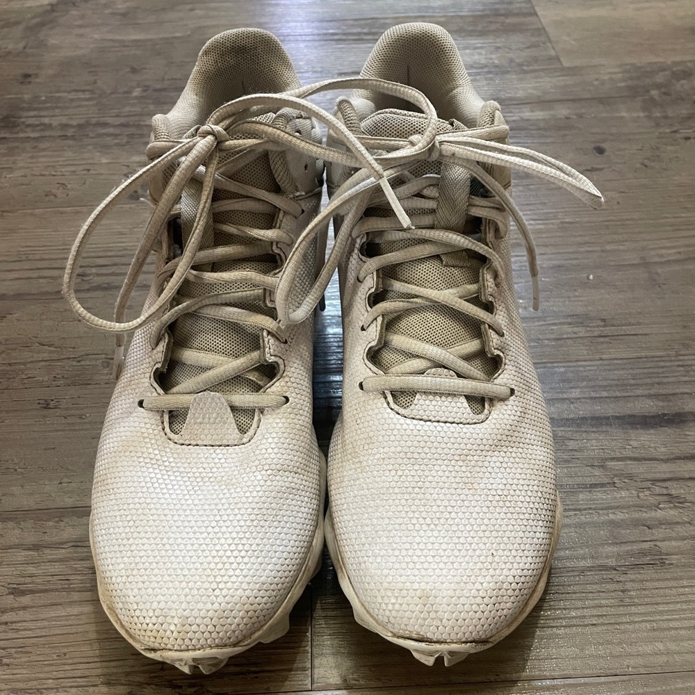 Boys 6.5 Under Armour Football Cleats
